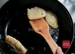 Illustration of how to make banana egg pancake 7