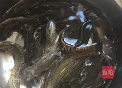 Illustration of how to make braised loach in soy sauce 1