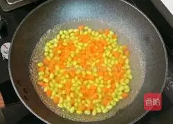 Illustration of how to stir-fry edamame rice with shrimps 7