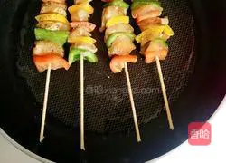 Illustration of the pan version of chicken skewers with colored pepper 8