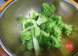 Broccoli and potatoes Salad recipe illustration 3