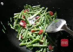 Illustration of how to make fried green beans with bacon 11