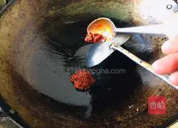 Illustration of how to cook small crucian carp with bean paste 4