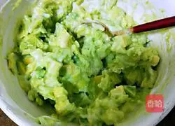 Illustration of how to make avocado and seafood salad 7