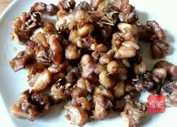 Illustration of how to make dry spicy chicken diced 5