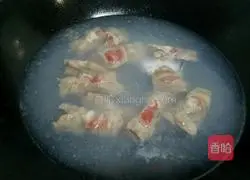 Illustration of how to make fat beef rolls in sour soup 3