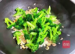 Illustration of how to make stir-fried broccoli with scallops and shrimps 8