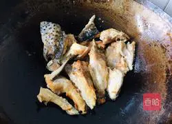 Illustration of how to make salmon head in casserole 5