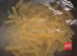 Illustration of how to make pasta with tomato meat sauce 1