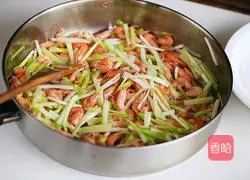 Illustration of how to make stir-fried river shrimp with chives 7