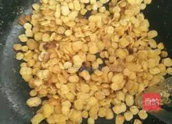 Illustration of how to make salt and pepper corn money 5