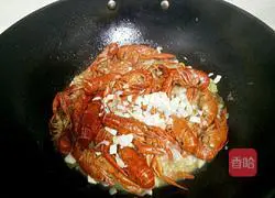 Illustration of how to make garlic crayfish 9
