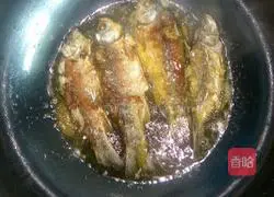 Illustration of how to make crispy braised crucian carp 5