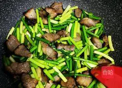 Illustration of how to stir-fry bacon with garlic sprouts 10