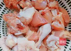 Illustration of how to make stewed chicken nuggets with dried mushrooms 5