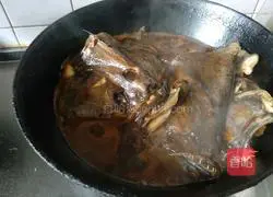 Illustration of how to make braised fish head in red dish 6