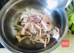 Illustration of how to make shredded squid with pickled pepper 5