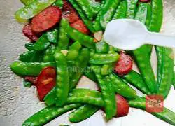 Illustration of how to make fried snow peas with sausage 7