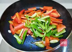 Illustration of how to make fried steak with green pepper and carrot 8