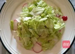 Illustration of how to make vegetable, egg and ham slice salad 2