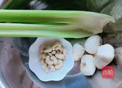 Illustration of how to make fried shrimps and celery with lilies 1