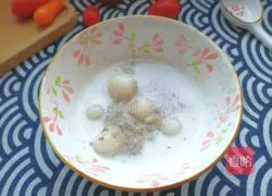 Illustration of how to make glutinous rice balls, milk and mung bean paste 1