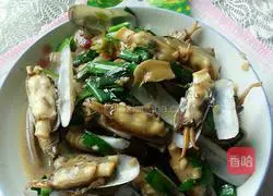 Illustration of how to stir-fry razor clams with onion, ginger and spicy food 5