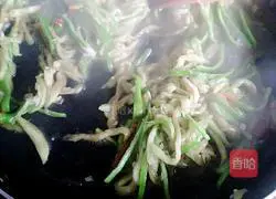 Illustration of how to stir-fry shredded eggplant with pepper 9