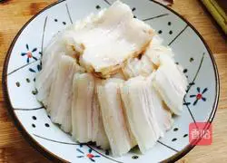 Illustration of how to make garlic white meat 5