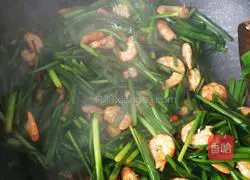 Illustration of how to make fried leeks and shrimps 10