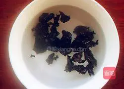 Illustration of how to make fried snow peas with bacon 3