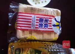 Illustration of how to make garlic bread slices 1