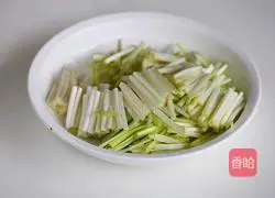 Illustration of how to stir-fry river shrimps with chives 4