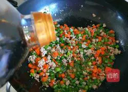 Illustration of how to stir-fry minced meat with carrots, garlic and moss on the 15th day of the first lunar month 8