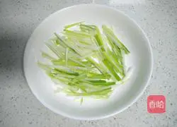 Illustration of how to make red oil chicken slices 7