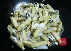 Illustration of how to stir-fry razor clams 5