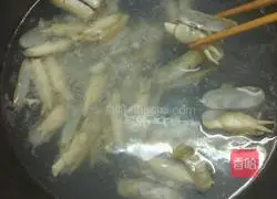 Illustration of how to stir-fry razor clams 2