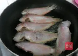 Illustration of how to make golden fried fish 4