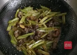 Illustration of how to make fried sea cucumber with celery 5