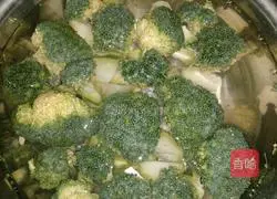 Illustration of how to make stir-fried broccoli and carrots 1