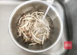 Illustration of how to make fried meat with crab-flavored mushrooms 6