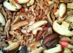 Illustration of how to make shredded shredded mushrooms and pork 5