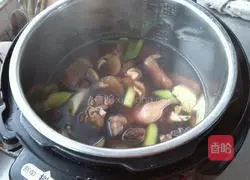 Illustration of how to make pig's trotters with homemade sauce 4