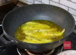 Illustration of how to make dry-fried yellow croaker 7