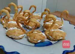 Illustration of how to make two-color swan puffs 15