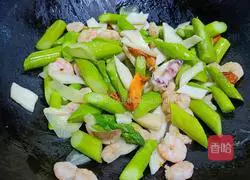 Asparagus and Shrimp Recipe Illustration 7