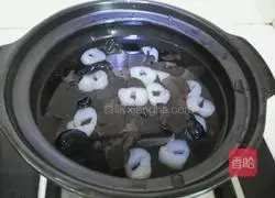 Illustration of how to make sea cucumber and fungus meatball soup 3