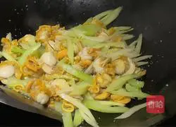 Illustration of how to stir-fry scallops with celery 7