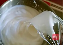 Illustration of how to make raisin cream cake roll 11