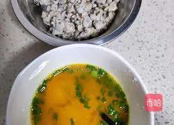 Illustration of how to make clams with scrambled eggs 3